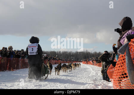 7. März 2010 - Willow, Alaska, USA - CIM SMYTH startet zu Beginn des Iditarod Trail Sled Dog Race 2010 in Willow, Alaska für die 1.100 Meilen-Rennen quer durch Alaska. (Kredit-Bild: © Ron Levy/ZUMA Press) Stockfoto