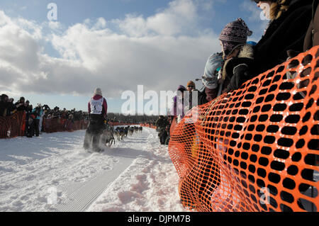 7. März 2010 - Willow, Alaska, USA - ZOYA DENURE als sie zieht sich zu Beginn des Iditarod Trail Sled Dog Race 2010 in Willow, Alaska für die 1.100 Meilen-Rennen quer durch Alaska. (Kredit-Bild: © Ron Levy/ZUMA Press) Stockfoto