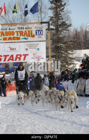 7. März 2010 - Willow, Alaska, USA - JUSTIN SAVIDIS Wellen startet zu Beginn des Iditarod Trail Sled Dog Race 2010 in Willow, Alaska für die 1.100 Meilen-Rennen quer durch Alaska. (Kredit-Bild: © Ron Levy/ZUMA Press) Stockfoto