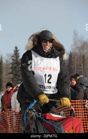 7. März 2010 - Willow, Alaska, USA - MATT HAYASHIDA als nimmt er ab Beginn des Iditarod Trail Sled Dog Race 2010 in Willow, Alaska für die 1.100 Meilen-Rennen quer durch Alaska. (Kredit-Bild: © Ron Levy/ZUMA Press) Stockfoto