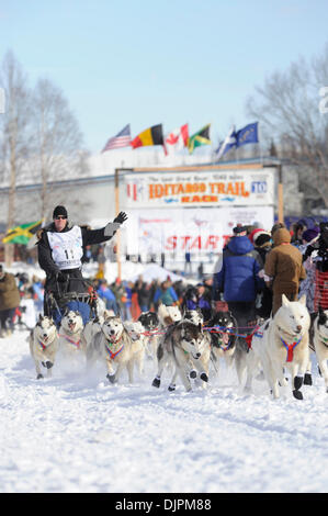 7. März 2010 starten - Willow, Alaska, USA - BLAKE FREKING Wellen, auf Drängen des Iditarod Trail Sled Dog Race 2010 in Willow, Alaska für die 1.100 Meilen-Rennen quer durch Alaska. (Kredit-Bild: © Ron Levy/ZUMA Press) Stockfoto