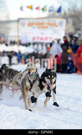 7. März 2010 - Willow, Alaska, USA - entschlossen Hunde abheben beim Start des Iditarod Trail Sled Dog Race 2010 in Willow, Alaska für die 1.100 Meilen-Rennen quer durch Alaska. (Kredit-Bild: © Ron Levy/ZUMA Press) Stockfoto