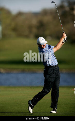 13. März 2010 - Miami, Florida, USA - ERNIE ELS trifft ein Annäherungsschlag am 15. Loch bei der World Golf Championships in Doral, Florida und fertigen Samstag um-12 für den potenziellen Kunden mit anderen südafrikanischen Charl Schwartzel gebunden. (Kredit-Bild: © Michael Francis McElroy/ZUMA Press) Stockfoto