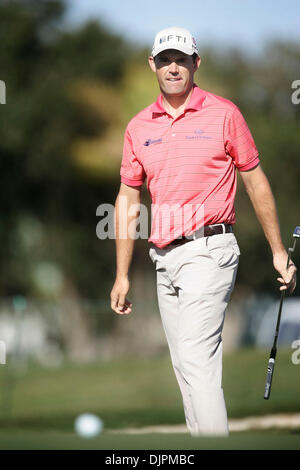 13. März 2010 Uhren - Miami, Florida, USA - PADRAIG HARRINGTON seinen Putt am 10. Loch bei der World Golf Championships in Doral, Florida. Harrington dritte Runde spielen bei-11 beenden würde einen Schuss von der Spitze. (Kredit-Bild: © Michael Francis McElroy/ZUMA Press) Stockfoto