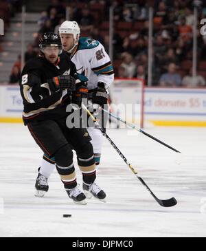 14. März 2010 - steuert Anaheim, Kalifornien, USA - Anaheim Ducks rechten Flügel TEEMU SELÄNNE Finnlands, links, dem Puck aus San Jose Sharks linken Flügel Ryane Clowe in der ersten Zeit ein NHL-Eishockey-Spiel im Honda Center. Enten zu besiegen die Haie 4: 2.  (Kredit-Bild: © Mark Samala/ZUMA Press) Stockfoto
