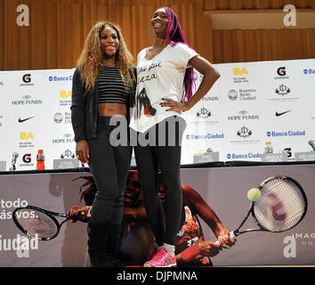 Buenos Aires, Argentinien. 29. November 2013. US-Tennisspieler Serena (L) und Venus Williams darstellen während einer Pressekonferenz am 29. November 2013 in Buenos Aires, Argentinien. Die Williams-Schwestern spielt ein Exhibition-Match am Samstag in Buenos Aires. (Xinhua/Victoria Egurza/TELAM/Alamy Live-Nachrichten) Stockfoto