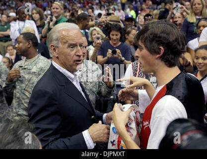 6. April 2010 spricht - San Antonio, TX, USA - Vize-Präsident Joe Biden mit Basketballfans Dienstagabend 6. April 2010 an der Alamodome in San Antonio, Texas wie er die NCAA Meisterschaft der Frauen Finale vier besucht Spiel zwischen Stanford und UConn. (Kredit-Bild: © San Antonio Express-News/ZUMApress.com) Stockfoto
