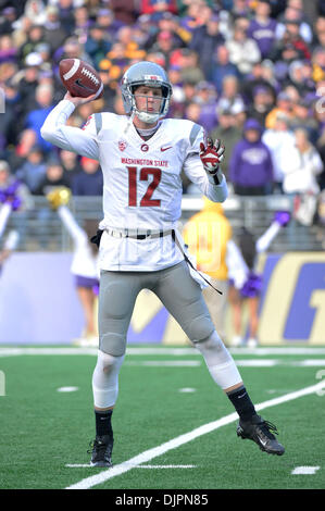 Am 29. November quarterback 2013.Washington State Cougars Connor Halliday #12.in Aktion gegen die Washington Huskies im Husky Stadium in Seattle, WA. Washington Washington State 27 - 17.April George Holland besiegt / Cal Sport Media. Stockfoto