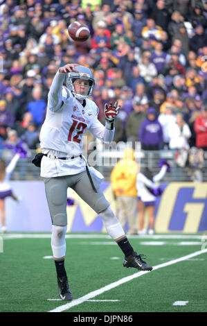 Am 29. November quarterback 2013.Washington State Cougars Connor Halliday #12.in Aktion gegen die Washington Huskies im Husky Stadium in Seattle, WA. Washington Washington State 27 - 17.April George Holland besiegt / Cal Sport Media. Stockfoto
