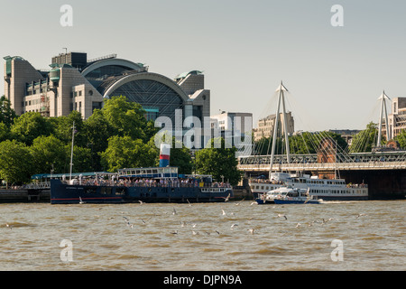 Möwen auf der Themse, Flussschifffahrt, Sportboote und Bahnhof Charing Cross Stockfoto