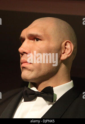 5. März 2010 - St Petersburg, Russland - ehemalige zweifache WBA-Schwergewichtsweltmeister NIKOLAI VALUEV (wer "The Beast from the East" wurde vor einigen Jahren den Spitznamen) Teilnahme an der Charity-Auktion in Slavinsky Kunst-Galerie von St. Petersburg. Organisiert wurde die Charity-Auktion zugunsten krebskranker Kinder. (Kredit-Bild: © PhotoXpress/ZUMA Press) Stockfoto