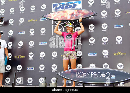 6. März 2010 - Coolangatta, erfasst Queensland, Australien - dreimal ASP World Champion STEPHANIE GILMORE (Tweed Heads, NSW, AUS) (Bild) der amtierende hintereinander Siege bei ihr zu Hause zu brechen Snapper Rocks heute Roxy Pro Gold Coast durch den Sieg über Melanie Bartels von Hawaii im Finale zu gewinnen. Der Titelverteidiger erfasst eine frühe Führung der Hitze, Öffnung mit einem 6,83 (aus t Stockfoto