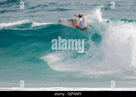 6. März 2010 - Coolangatta, erfasst Queensland, Australien - dreimal ASP World Champion STEPHANIE GILMORE (Tweed Heads, NSW, AUS) (Bild) der amtierende hintereinander Siege bei ihr zu Hause zu brechen Snapper Rocks heute Roxy Pro Gold Coast durch den Sieg über Melanie Bartels von Hawaii im Finale zu gewinnen. Der Titelverteidiger erfasst eine frühe Führung der Hitze, Öffnung mit einem 6,83 (aus t Stockfoto