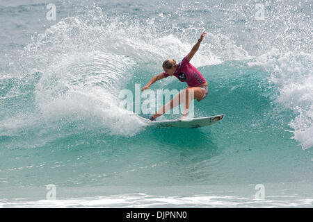 6. März 2010 - Coolangatta, erfasst Queensland, Australien - dreimal ASP World Champion Stephanie Gilmore (Tweed Heads, NSW, AUS) (Bild) der amtierende hintereinander Siege bei ihr zu Hause zu brechen Snapper Rocks heute Roxy Pro Gold Coast durch den Sieg über Melanie Bartels von Hawaii im Finale zu gewinnen. Der Titelverteidiger erfasst eine frühe Führung der Hitze, Öffnung mit einem 6,83 (aus t Stockfoto