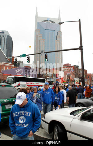 12. März 2010 - Nashville, Kentucky, USA - britische Fans strömten durch die Straßen zu den SEC-Turnier wie Kentucky Alabama auf Freitag, 12. März 2010 in Nashville, TN. Foto von Mark Cornelison spielte | Personal. (Kredit-Bild: © Lexington Herald-Leader/ZUMApress.com) Stockfoto