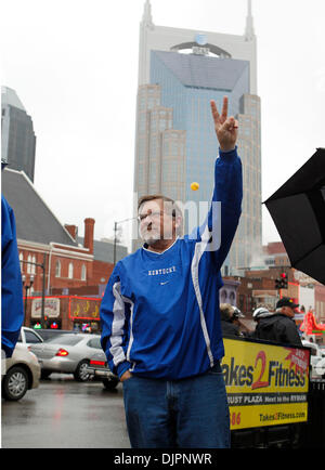 12. März 2010 - Nashville, Kentucky, USA - Steve Lewis von Paris, Kentucky war auf der Suche nach Tickets bevor Kentucky Alabama auf Freitag, 12. März 2010 in Nashville, TN. Foto von Mark Cornelison gespielt | Personal. (Kredit-Bild: © Lexington Herald-Leader/ZUMApress.com) Stockfoto