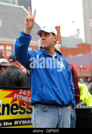 12. März 2010 - Nashville, Kentucky, USA - Mike Coffey, der Rasenfläche für Bowling, KY war auf der Suche nach Tickets wie Kentucky Alabama auf Dienstag, 2. März 2010 in Nashville, TN. Foto von Mark Cornelison spielte | Personal. (Kredit-Bild: © Lexington Herald-Leader/ZUMApress.com) Stockfoto