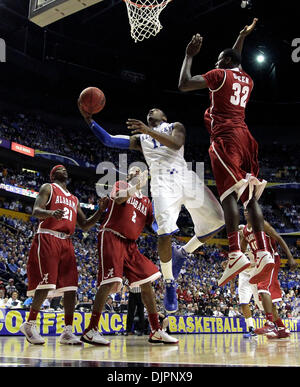 12. März 2010 - Nashville, Kentucky, USA - Kentucky John Wall aufgeteilt, die Alabama-Verteidigung für einen zweiten Hälfte Layup wie Kentucky Alabama auf Dienstag, 2. März 2010 in Nashville, TN. Foto von Mark Cornelison gespielt | Personal. (Kredit-Bild: © Lexington Herald-Leader/ZUMApress.com) Stockfoto