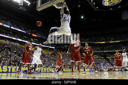 12. März 2010 - Nashville, Kentucky, USA - Patrick Patterson getaucht für zwei seiner 20 Punkte, 4 Rebounds zu gehen, wie Kentucky Alabama auf Dienstag, 2. März 2010 in Nashville, TN. Foto von Mark Cornelison spielte | Personal. (Kredit-Bild: © Lexington Herald-Leader/ZUMApress.com) Stockfoto