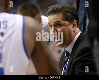 12. März 2010 - Nashville, Kentucky, USA - Kentucky-Coach John Calipari mit seinem Team bei einem zweiten Hälfte Timeout sprach als Kentucky Alabama auf Dienstag, 2. März 2010 in Nashville gespielt, TN. Foto von Mark Cornelison | Personal. (Kredit-Bild: © Lexington Herald-Leader/ZUMApress.com) Stockfoto