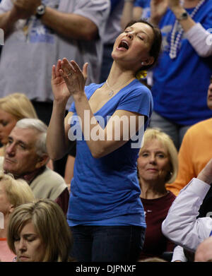 12. März 2010 - Nashville, Kentucky, USA - Ashley Judd sang das UK-Kampf-Lied als Kentucky Alabama auf Dienstag, 2. März 2010 in Nashville, TN. Foto von Mark Cornelison gespielt | Personal. (Kredit-Bild: © Lexington Herald-Leader/ZUMApress.com) Stockfoto