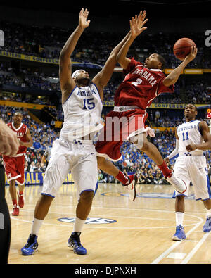 12. März 2010 - Nashville, Kentucky, USA - Kentucky DeMarcus Cousins gefoult Alabamas Mikhail Torrance, wie Kentucky Alabama auf Dienstag, 2. März 2010 in Nashville, TN. Foto von Mark Cornelison spielte | Personal. (Kredit-Bild: © Lexington Herald-Leader/ZUMApress.com) Stockfoto