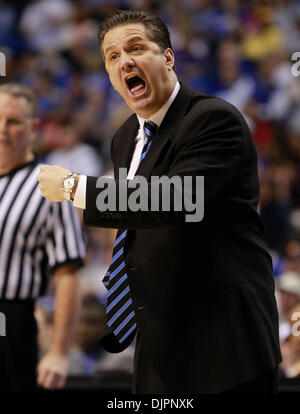 12. März 2010 - Nashville, Kentucky, USA - Kentucky-Coach John Calipari sein Team in der zweiten Hälfte schrie wie Kentucky Alabama auf Dienstag, 2. März 2010 in Nashville gespielt, TN. Foto von Mark Cornelison | Personal. (Kredit-Bild: © Lexington Herald-Leader/ZUMApress.com) Stockfoto