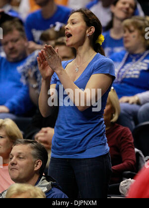 12. März 2010 - Nashville, Kentucky, USA - Kentucky-Fan Ashley Judd für UK jubelten, als Kentucky Alabama auf Dienstag, 2. März 2010 in Nashville gespielt, TN. Foto von Mark Cornelison | Personal. (Kredit-Bild: © Lexington Herald-Leader/ZUMApress.com) Stockfoto