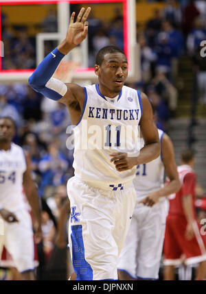 12. März 2010 - Nashville, Kentucky, USA - Kentucky John Wall signalisiert für ein drei-Zeiger als die Hälfte endete wie Kentucky Alabama auf Dienstag, 2. März 2010 in Nashville, TN. Foto von Mark Cornelison gespielt | Personal. (Kredit-Bild: © Lexington Herald-Leader/ZUMApress.com) Stockfoto