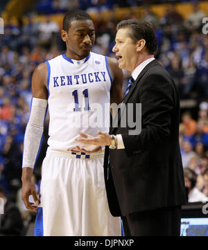 12. März 2010 - Nashville, Kentucky, USA - Kentucky Coach John Calipari sprach mit John Wall in der zweiten Hälfte wie Kentucky Alabama auf Dienstag, 2. März 2010 in Nashville, TN. Foto von Mark Cornelison gespielt | Personal. (Kredit-Bild: © Lexington Herald-Leader/ZUMApress.com) Stockfoto