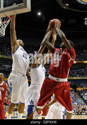 12. März 2010 - Nashville, Kentucky, USA - Alabama JaMychal Green bekam seine abgewehrt Kentuckys Perry Stevenson, wie Kentucky Alabama 73-67 auf Dienstag, 2. März 2010 in Nashville, TN. Foto von Mark Cornelison besiegt | Personal. (Kredit-Bild: © Lexington Herald-Leader/ZUMApress.com) Stockfoto