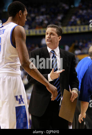 12. März 2010 - Nashville, Kentucky, USA - Kentucky-Coach John Calipari zog Darnell Dodson aus dem Spiel nach einem Umsatz als Kentucky Alabama 73-67 auf Dienstag, 2. März 2010 in Nashville, TN. Foto von Mark Cornelison besiegte | Personal. (Kredit-Bild: © Lexington Herald-Leader/ZUMApress.com) Stockfoto