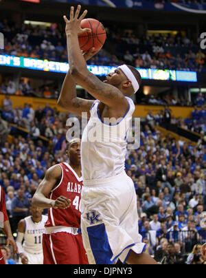 12. März 2010 - Nashville, Kentucky, USA - Kentucky DeMarcus Cousins bekam den Korb und das foul endet mit 7 Punkten als Kentucky Alabama 73-67 auf Dienstag, 2. März 2010 in Nashville, TN. Foto von Mark Cornelison besiegt | Personal. (Kredit-Bild: © Lexington Herald-Leader/ZUMApress.com) Stockfoto