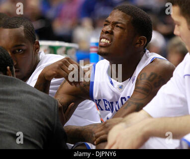 12. März 2010 - Nashville, Kentucky, USA - Kentucky Wache DeAndre Liggins hatte seine Ellenbogen behandelt wie Kentucky Alabama 73-67 auf Dienstag, 2. März 2010 in Nashville, TN. Foto von Mark Cornelison besiegt | Personal. (Kredit-Bild: © Lexington Herald-Leader/ZUMApress.com) Stockfoto