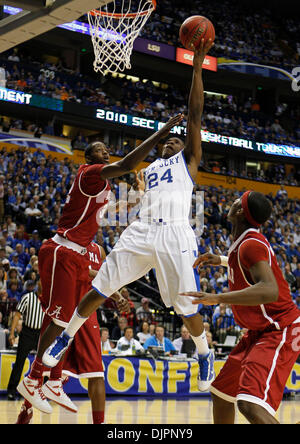 12. März 2010 - Nashville, Kentucky, USA - Kentucky Eric Bledsoe ging in die Gasse für zwei seiner 10 Punkte als Kentucky Alabama 73-67 auf Dienstag, 2. März 2010 in Nashville, TN. Foto von Mark Cornelison besiegte | Personal. (Kredit-Bild: © Lexington Herald-Leader/ZUMApress.com) Stockfoto