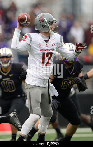 Am 29. November quarterback 2013.Washington State Cougars Connor Halliday #12 in Aktion gegen die Washington Huskies im Husky Stadium in Seattle, WA. Washington Washington State 27 - 17.April George Holland besiegt / Cal Sport Media. Stockfoto