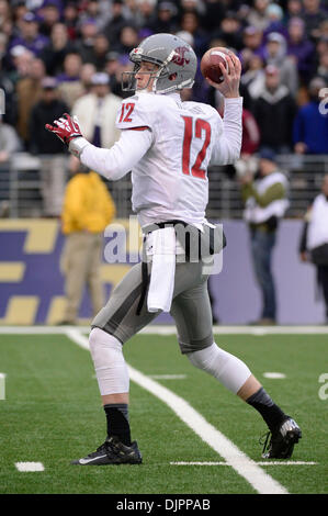 Am 29. November quarterback 2013.Washington State Cougars Connor Halliday #12 in Aktion gegen die Washington Huskies im Husky Stadium in Seattle, WA. Washington Washington State 27 - 17.April George Holland besiegt / Cal Sport Media. Stockfoto