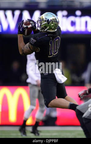 Am 29. November fängt 2013.Washington Huskies Linebacker Johannes Timu #10 einen Washington State Cougars Quarterback Connor Halliday #12 Pass spät im Spiel um den Sieg gegen die Cougars im Husky Stadium in Seattle, WA zu besiegeln. Washington Washington State 27 - 17.April George Holland besiegt / Cal Sport Media. Stockfoto