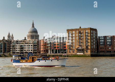 Boot auf der Themse vorbei an St. Pauls Cathedral Stockfoto