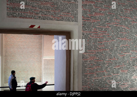 Die Namen der Opfer an den Wänden die Pinkas-Synagoge. Im fünfzehnten Jahrhundert Pinkas-Synagoge, benannt zu Ehren Stockfoto