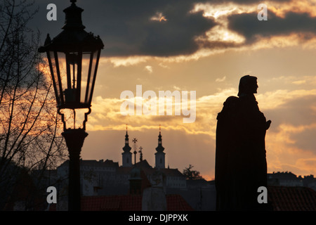 Statuen bei Sonnenuntergang auf der Karlsbrücke. Prag. Die Karlsbrücke ist Prags berühmteste Monument und kommuniziert die alte Stockfoto