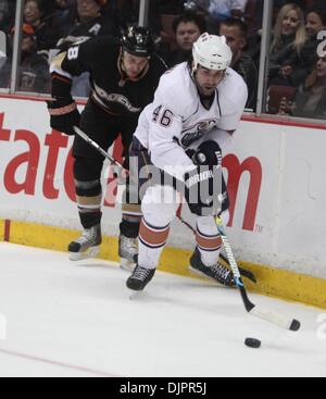 11. April 2010 - steuert Anaheim, Kalifornien, USA - Edmonton Oilers rechten Flügel Zack Stortini, Recht, dem Puck aus Anaheim Ducks Center Kyle Chipchura in der ersten Phase eine NHL Eishockey-Spiel im Honda Center. (Kredit-Bild: © Mark Samala/ZUMA Press) Stockfoto