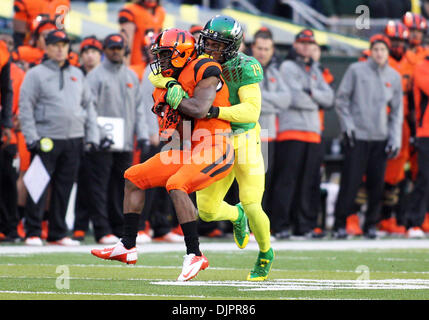 Eugene, OR, USA. 29. November 2013. 29. November 2013: Oregon Ducks Cornerback Ifo Ekpre-Olomu (14) bekommt eine Talje am Oregon State Beavers Wide Receiver Brandin kocht (7) während der NCAA Football Spiel zwischen der Oregon State Beavers und Oregon Ducks Autzen Stadium, Eugene, OR © Csm/Alamy Live-Nachrichten Stockfoto