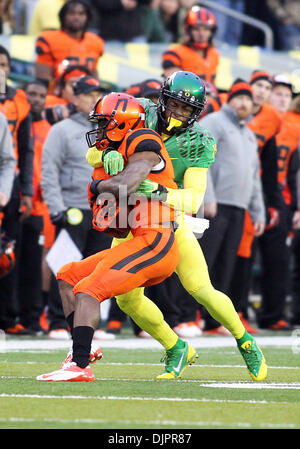 Eugene, OR, USA. 29. November 2013. 29. November 2013: Oregon Ducks Cornerback Ifo Ekpre-Olomu (14) bekommt eine Talje am Oregon State Beavers Wide Receiver Brandin kocht (7) während der NCAA Football Spiel zwischen der Oregon State Beavers und Oregon Ducks Autzen Stadium, Eugene, OR © Csm/Alamy Live-Nachrichten Stockfoto