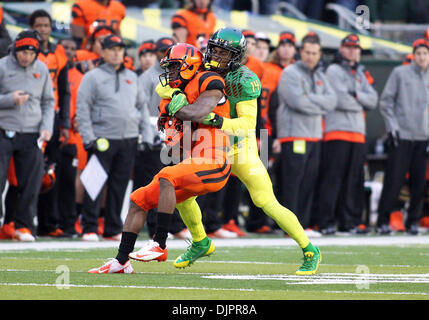Eugene, OR, USA. 29. November 2013. 29. November 2013: Oregon Ducks Cornerback Ifo Ekpre-Olomu (14) bekommt eine Talje am Oregon State Beavers Wide Receiver Brandin kocht (7) während der NCAA Football Spiel zwischen der Oregon State Beavers und Oregon Ducks Autzen Stadium, Eugene, OR © Csm/Alamy Live-Nachrichten Stockfoto