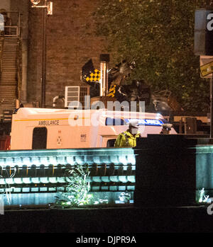 Glasgow, Schottland. 30. November 2013. Polizei-Hubschrauber stürzt den Clutha Pub in Glasgow die Eurocopter EC135 T2 - mit einer Besatzung von drei bestehend aus zwei Polizisten und zivile Pilot - auf dem Dach einer gepackten Kneipe in Stockwell Street am 22:25 in Glasgow, Vereinigtes Königreich kam. (Foto von Ross Gilmore Credit: Sam Kovak/Alamy Live-Nachrichten Stockfoto