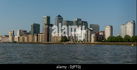 Ansicht von Canary Wharf und Isle of Dogs von Themse Stockfoto