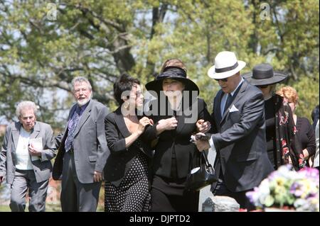 15. April 2010 - Mclemoresville, TN, USA - 15 April 10 (kpdixie8) von Karen Pulfer Focht: Gestaltung von Frauen-Co-Stars Delta Burke, Center und Annie Potts (links) zu trauern, wie sie den Friedhof zu verlassen wo Dixie Carter wurde am Donnerstag in McLemoresville, TN Ruhelagerung gelegt (Credit-Bild: © der kommerziellen Appeal/ZUMApress.com) Stockfoto