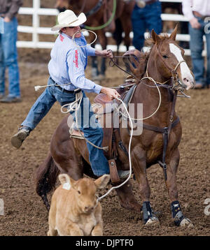 16. April 2010 - beteiligt Red Bluff, Kalifornien, USA - CLINT COOPER, Decatur, Texas, sich die Flaute, die Qualifikationen während der 89. jährliche Red Bluff Round-Up an der Tehama County Fairgrounds innehatte. Die Red Bluff Round-Up gilt als eines der größten dreitägigen Rodeos in den USA (Credit-Bild: © Konstandinos Goumenidis/ZUMAPress.com) Stockfoto