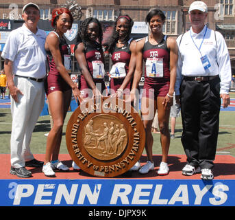 23. April 2010 - Philadelphia, Pennsylvania, USA - University of Texas A & M 4 x 100-Team und Trainer an der Penn Relays Preisverleihung. (Kredit-Bild: © Ricky Fitchett/ZUMA Press) Stockfoto